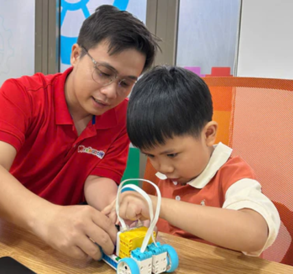khoa-hoc-chinh-phuc-robotics-chap-canh-uoc-mo-cong-nghe